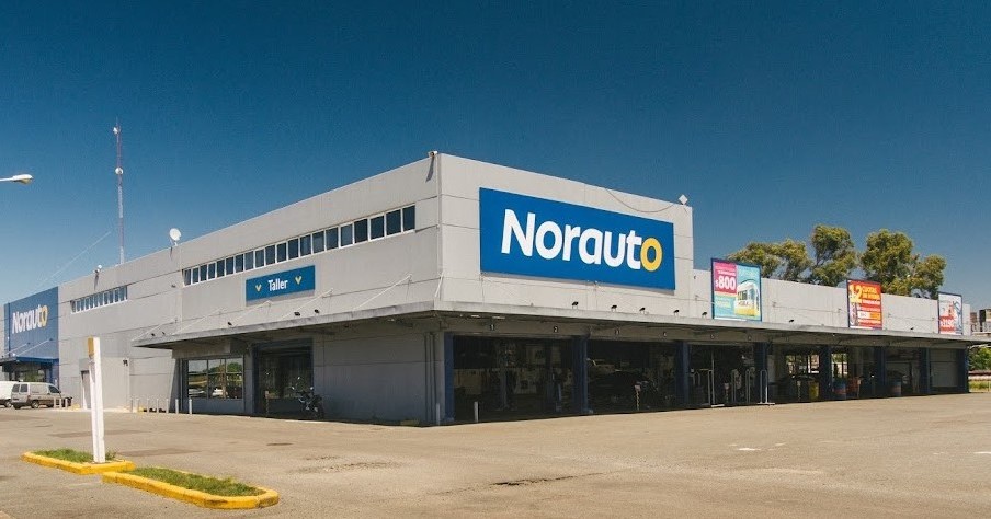 Norauto Wash - Auto negro siendo lavado con espuma blanca